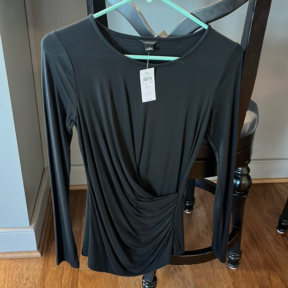 Ann Taylor black top. NWT. Size XS.
